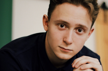 Сегодня в спектакле "Утиная охота" впервые играет Павел Суханов