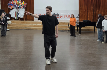 «Театр в школе»: мастер-класс актера Федора Бавтрикова для учеников МЦХШ при РАХ