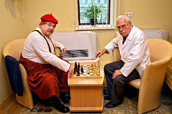 Александр Калягин поздравил с 90-летием художника-гримера Николая Максимова