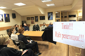 Прием макета спектакля "На всякого мудреца довольно простоты" А.Островского в постановке Роберта Стуруа