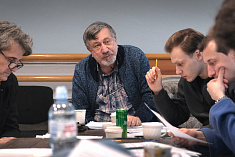 /mobile/news/nachalis-repetitsii-spektaklya-pyat-lozhek-eliksira-po-kinostsenariyu-bratev-strugatskikh/