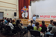 /news/teatr-v-shkole-master-klass-po-grimu-marii-maksimovoy-dlya-uchenikov-mtskhsh-pri-rakh/