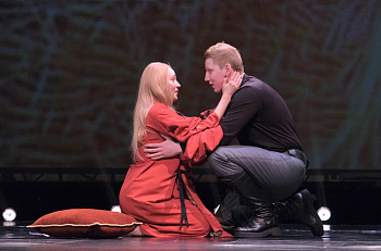 Сегодня в спектакле "451 по Фаренгейту" впервые играют актеры Ольга Котельникова и Данил Никитин