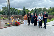 /news/ko-dnyu-pamyati-i-skorbi-artisty-i-sotrudniki-et-cetera-vozlozhili-tsvety-k-voinskomu-memorialu-na-p/