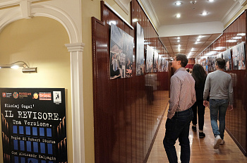 В фойе большого зала открылась фотовыставка "Спектакль "Ревизор.Версия" в Риме"