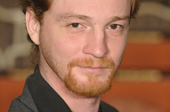 Сегодня роль Володи в спектакле "Старшая сестра" исполнит Григорий Старостин