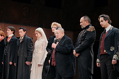 /mobile/news/vchera-posle-spektaklya-revizor-versiya-my-pochtili-pamyat-vladimira-simonova/