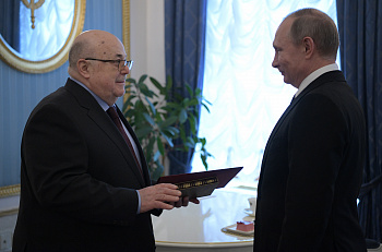 Владимир Путин поздравил Александра Калягина с юбилеем в Кремле
