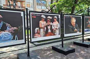 Уличная фотовыставка «В главной роли Александр Калягин» открылась на Тверском бульваре